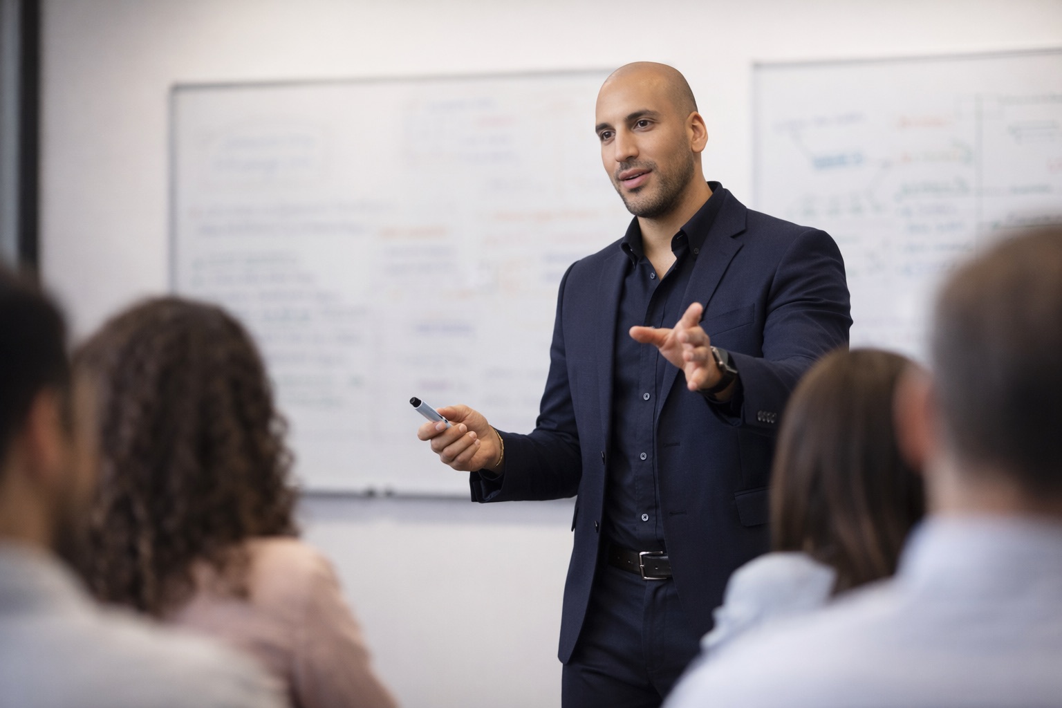 Nordine Settari en formation devant des stagiaires — Consultant formateur Cabinet SURTYS